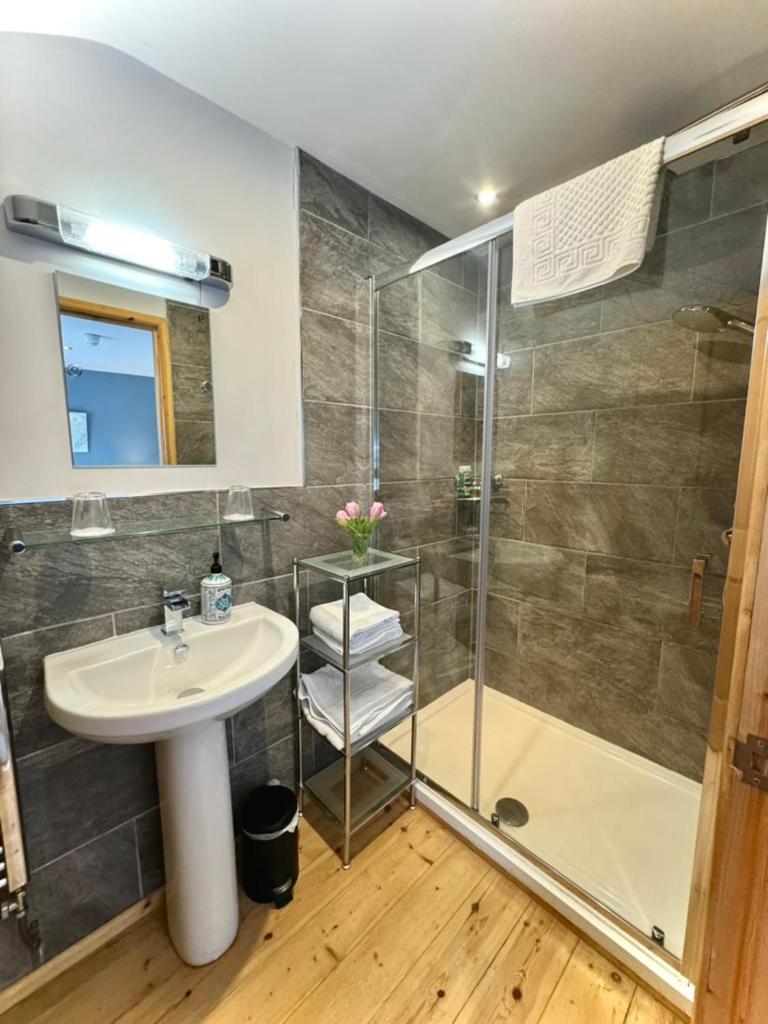 The Crown Inn West Down Экстерьер фото